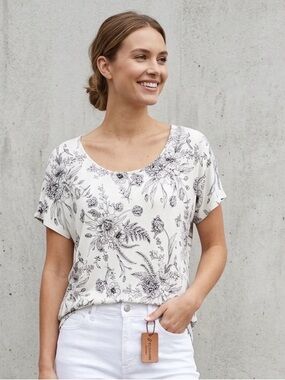 Eliane Rose Off-White Floral Tee, Size S - Effortless Style!